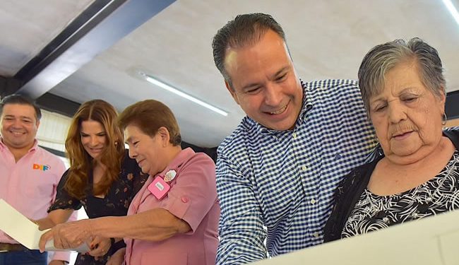 Celebran Patricia Ruibal y Antonio Astiazarán a abuelas y abuelos en su día