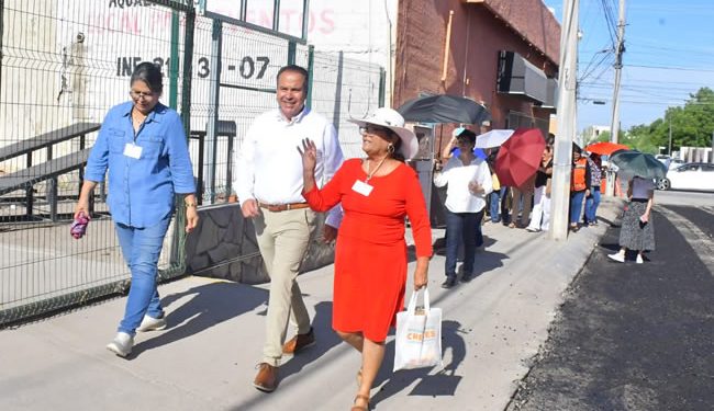 Supervisa Toño Astiazarán rehabilitación de pavimento en la calle 7