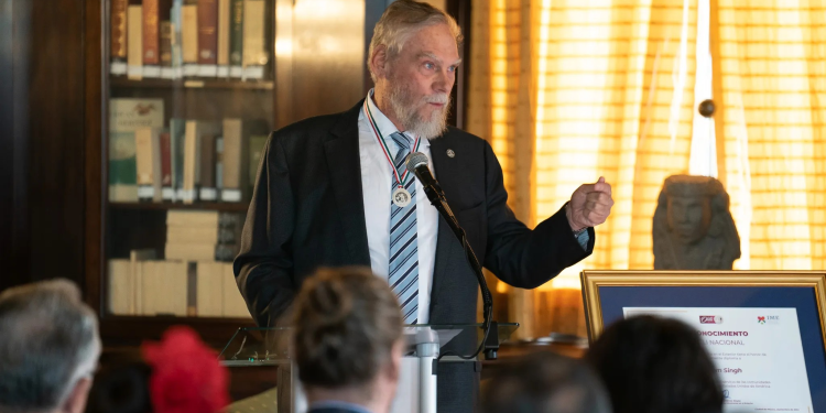 El CEO de Sea Shepherd recibe el Premio Nacional Ohtli 2024