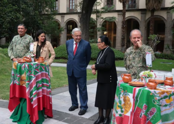 Ante violencia en Sinaloa y Sonora, AMLO despide a su Gabinete de Seguridad con mariachis y tamales