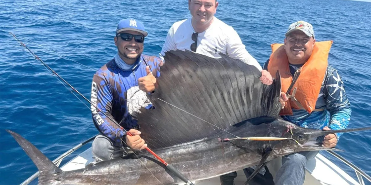 Les prometió una jornada extraordinaria desde San Carlos, ¡y se dio con este par de imponentes peces!