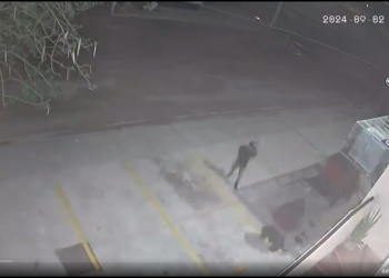 Jóvenes golpean y apuñalan a indigente en Hermosillo; fuerte video circula en redes