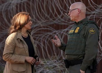 Kamala Harris presume de mano dura en la visita a la frontera con México