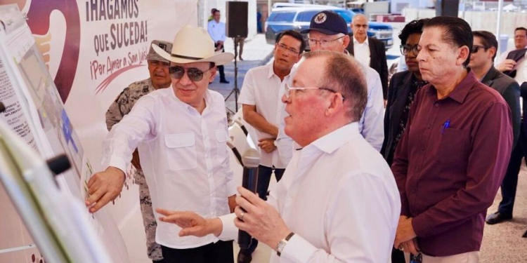 Alfonso Durazo y Ken Salazar supervisan avances en la garita fronteriza de Sonora