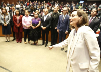 Lilly Téllez avienta 30 monedas a “Judas” Yunes Linares por “vender a la patria”, ante la reforma judicial