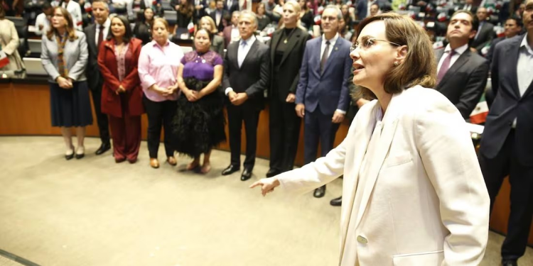 Lilly Téllez avienta 30 monedas a “Judas” Yunes Linares por “vender a la patria”, ante la reforma judicial