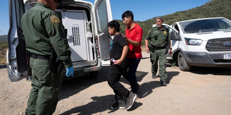 Más de cien menores migrantes denuncian abusos de la Patrulla Fronteriza, según reporte