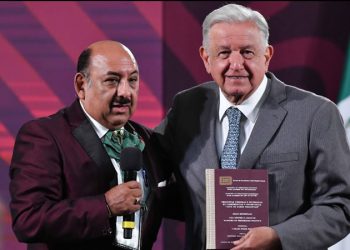 Escuela de Periodismo desautoriza ‘tesis’ que Lord Molécula le regaló a AMLO