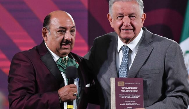 Escuela de Periodismo desautoriza ‘tesis’ que Lord Molécula le regaló a AMLO