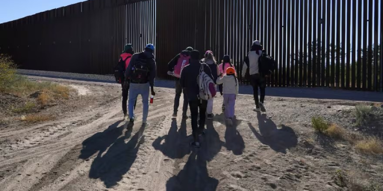 Así buscan a migrantes desaparecidos en el peor desierto de la frontera entre EE.UU. y México