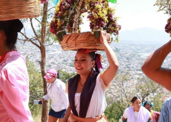 Danzantes de Puebla y Sonora rinden homenaje en la peregrinación a San Miguel