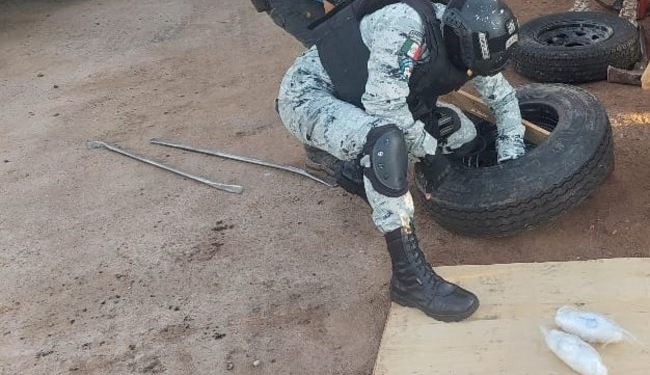 En Sonora, Guardia Nacional asegura posible metanfetamina, oculta en llantas de refacción y en hielera