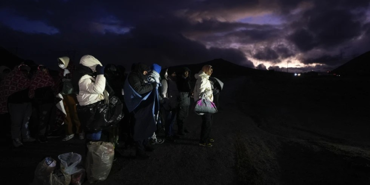 Detenciones por cruces ilegales en la frontera sur de EEUU aumentan 3% en agosto