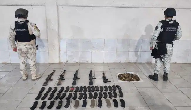 “Narcos” huyen de militares y abandonan armamento en Sonora