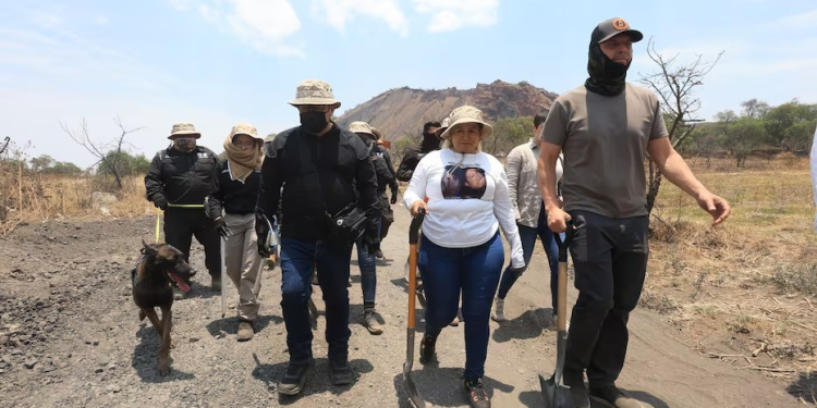 En Nogales encuentran pozo con restos humanos quemándose