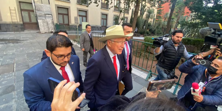 Embajador Ken Salazar regresa a Palacio Nacional, tras “pausa” de AMLO; asiste a reunión con empresarios