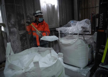 Analiza Pemex crear filiales para litio y energías verdes