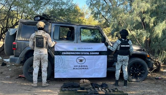 Guardia Nacional y Ejército Mexicano aseguran dos vehículos todoterreno, 10 armas largas, cargadores y cartuchos útiles
