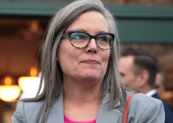 Gobernador de Arizona Hobbs firma acuerdo ambiental con gobernador de Sonora