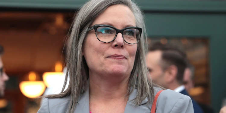 Gobernador de Arizona Hobbs firma acuerdo ambiental con gobernador de Sonora