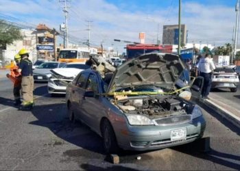 Triple choque deja 3 lesionados en Hermosillo; una conductora quedó prensada en su auto