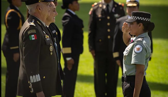 Sheinbaum envuelve al Ejército en gestos feministas