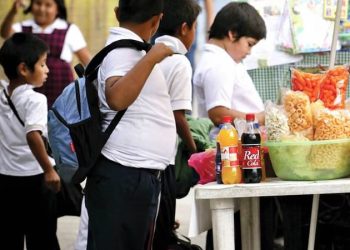 En marzo se acaba la venta de comida chatarra en escuelas