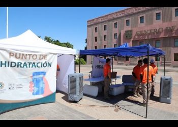 “Hidratan” a ciudadanos que salen de sus casas a realizar pendientes a pesar de la ola de calor de más de 40 grados