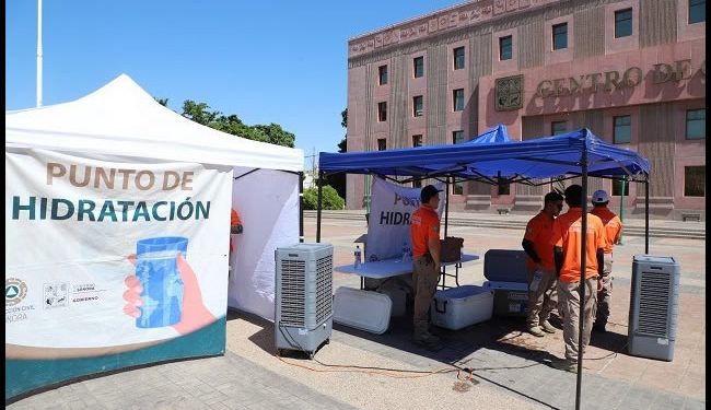 “Hidratan” a ciudadanos que salen de sus casas a realizar pendientes a pesar de la ola de calor de más de 40 grados