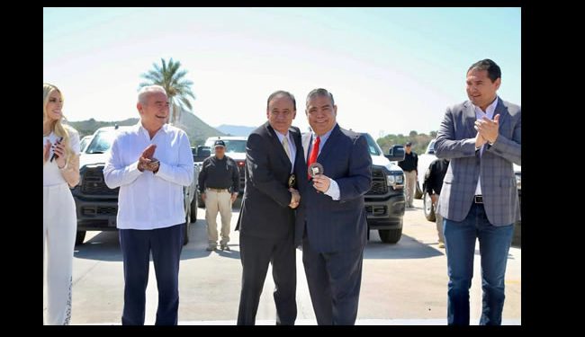 Entrega Durazo reconocimientos, equipo táctico y patrullas a personal de la FGJE