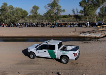 Arizona vota dura ley para migrantes en medio de ataques de Trump que los tilda de basura
