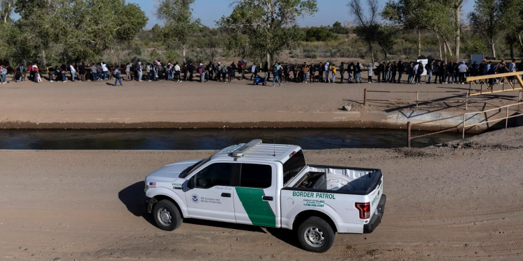 Arizona vota dura ley para migrantes en medio de ataques de Trump que los tilda de basura