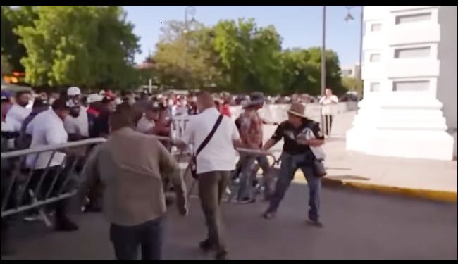 Se calientan los ánimos, galleros derriban vallas de protección en Palacio de Gobierno