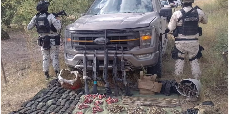Aseguran explosivos, armas y cartuchos útiles en Nogales, estaban en una camioneta abandonada