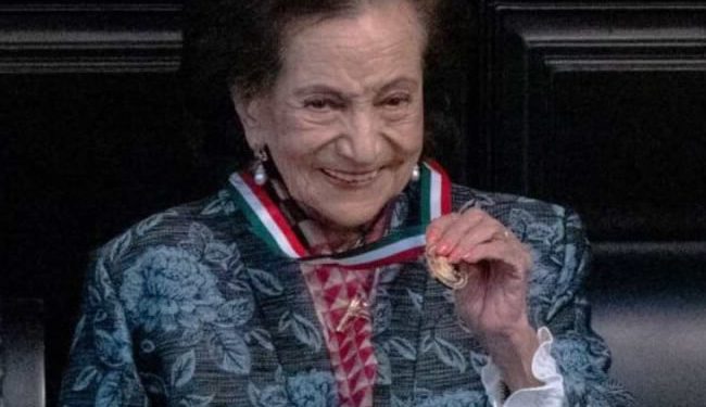 Realizan funeral de la maestra Ifigenia Martínez y Hernández