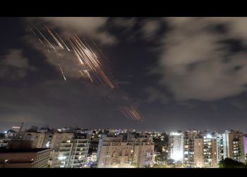 Irán lanza su mayor ataque contra Israel con cerca de 200 misiles