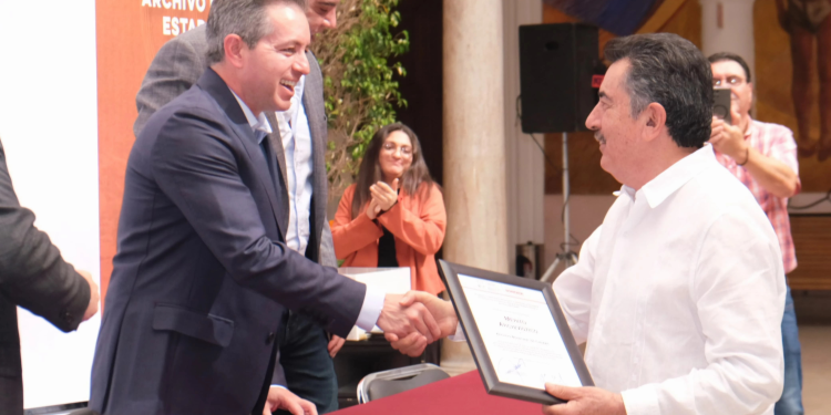 Reconocen a Javier Lamarque con Mérito Archivístico en el 40 Aniversario del Archivo del Estado de Sonora