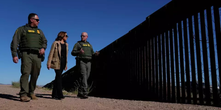 Trump dice que gobierno de Biden permite entrada de inmigrantes delincuentes. Cifras dicen otra cosa