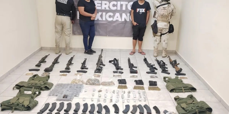 Decomisa AMIC y SEDENA arsenal y capturan a dos personas en cateo en San Luis Río Colorado