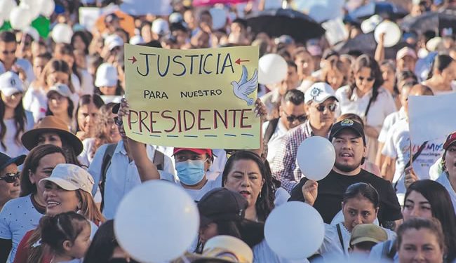 Vestidos de blanco, cientos marchan en Chilpancingo para exigir justicia por asesinato de alcalde; piden paz en Guerrero