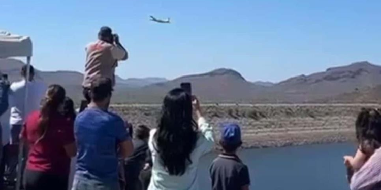 Rezan por agua en Sonora: avioneta pasea a un santo sobre la presa Oviáchic