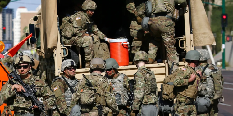 Gobernadora de Arizona mantendrá la Guardia Nacional en la frontera durante gobierno de Trump