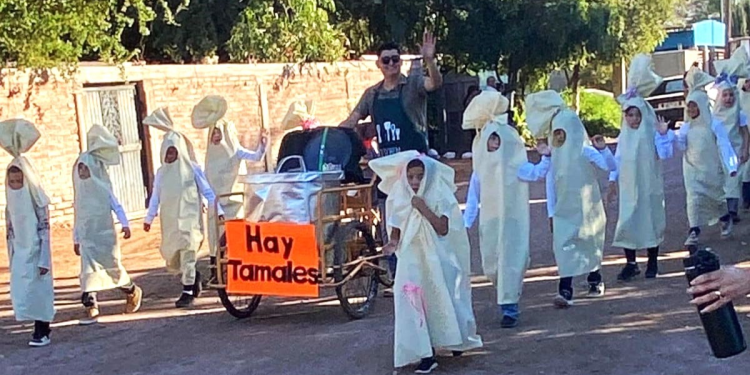 Causan furor niños vestidos de tamales en desfile de la Revolución Mexicana