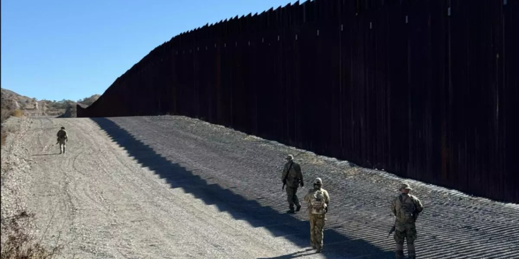 Las milicias afines a Trump intensifican la actividad en la frontera con México y acosan a los trabajadores humanitarios