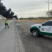 Camión cisterna con combustible se quema en medio de la carretera internacional México