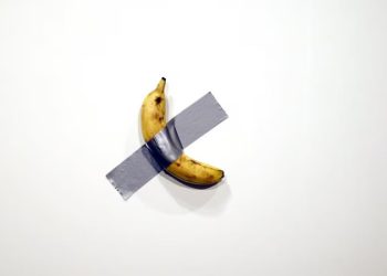 El inversor chino Justin Sun cumple la promesa y se come la banana que compró por 6,2 millones