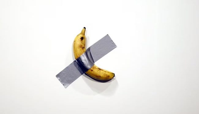 El inversor chino Justin Sun cumple la promesa y se come la banana que compró por 6,2 millones