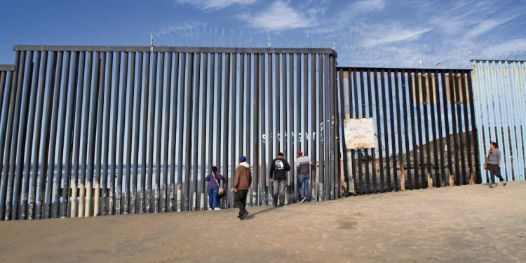 Deportaciones masivas de Trump podrían propiciar caída del PIB de EU; también aumentaría inflación, advierten expertos