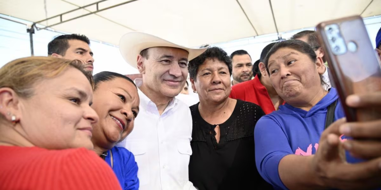 Alfonso Durazo entregó 400 escrituras a familias de Navojoa