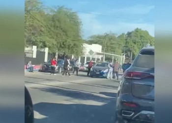 Conductor Embistió a Manifestantes de Escuela Primaria sin Energía Eléctrica